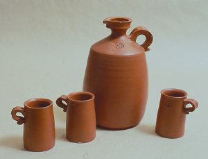 Servizas vynui. 1967. Molis, raudonas lakas. Ih-23, II-IIIh-9. Muziejaus rinkiniuose nuo 1968 m. TK-1185